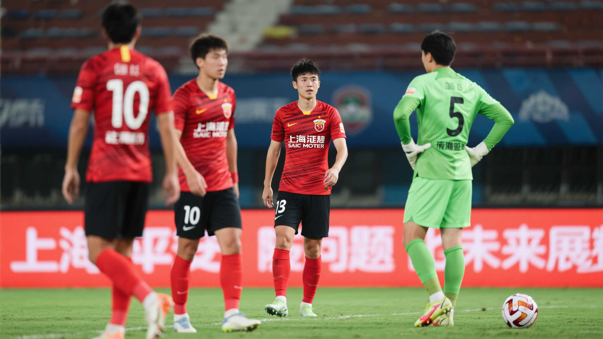 海港足协杯出局解析:可用之兵有限,年轻球员略显拘谨 五、未来展望:解决问题刻不容缓
从这场失利中可以